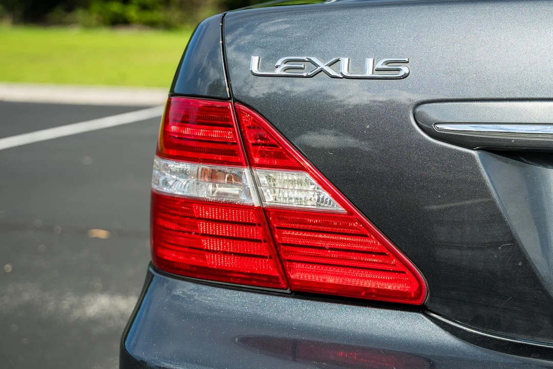 2004 Lexus LS 3rd Gen - Image 21 of 31