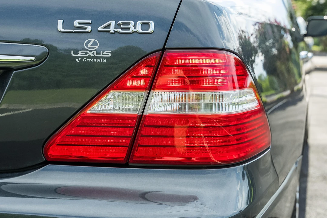 2004 Lexus LS 3rd Gen - Image 25 of 31