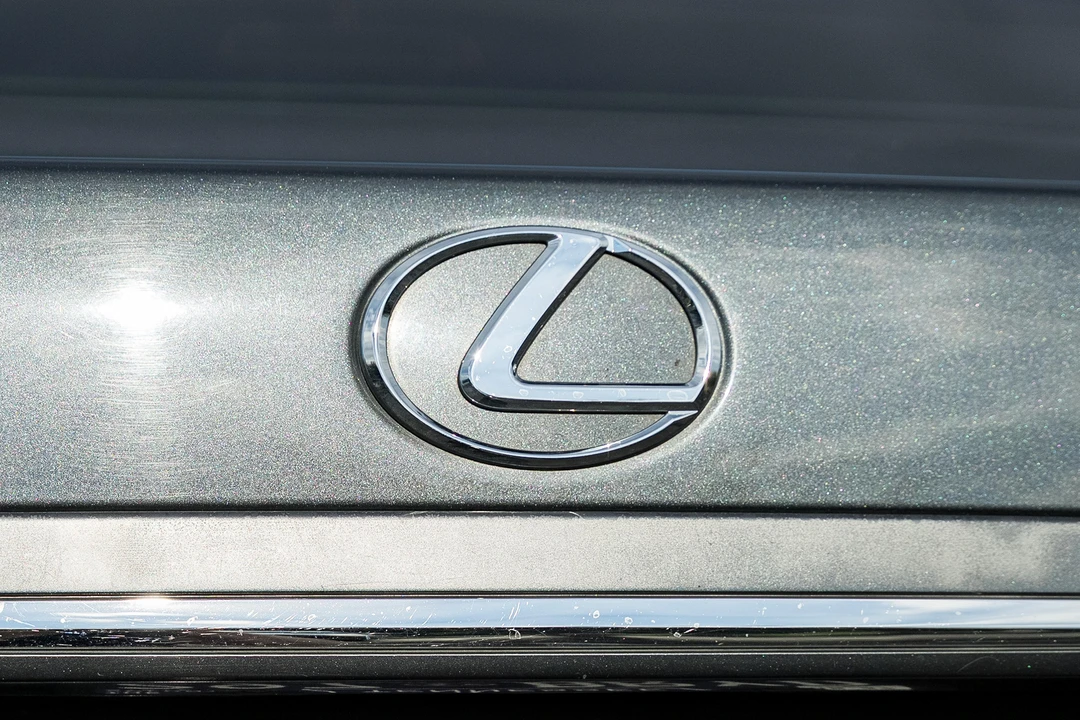2004 Lexus LS 3rd Gen - Image 23 of 31