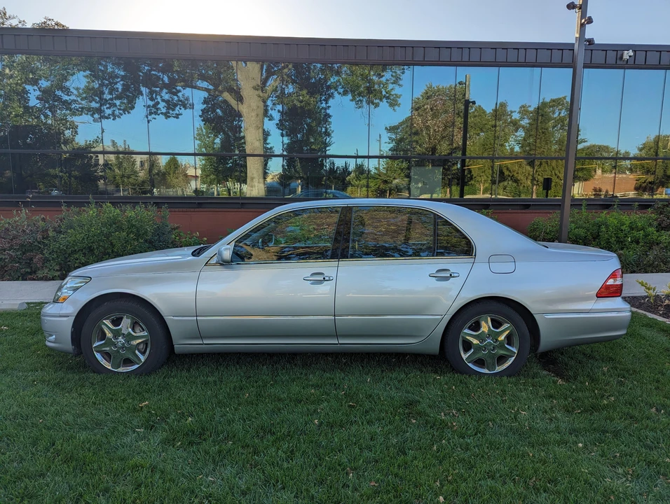 2004 Lexus LS 3rd Gen - Image 9 of 31