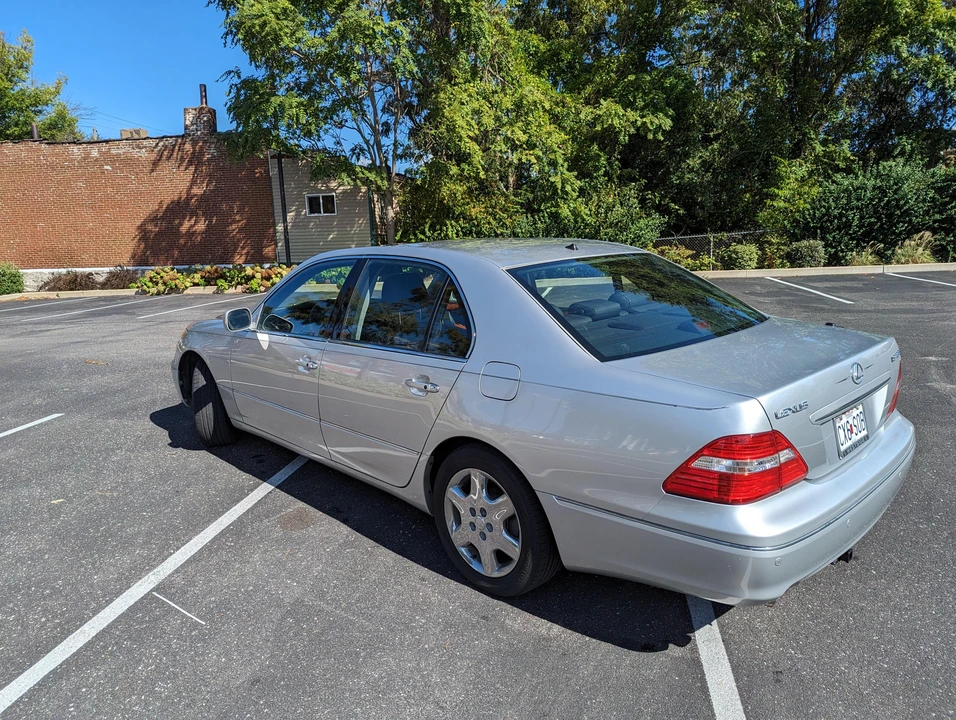 2004 Lexus LS 3rd Gen - Image 11 of 31