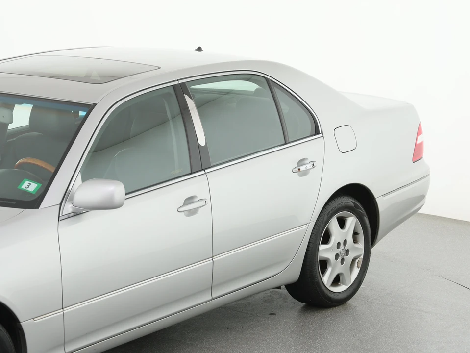 2004 Lexus LS 3rd Gen - Image 19 of 31