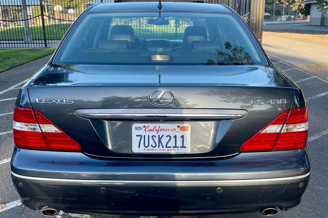 2004 Lexus LS 3rd Gen - Image 13 of 31