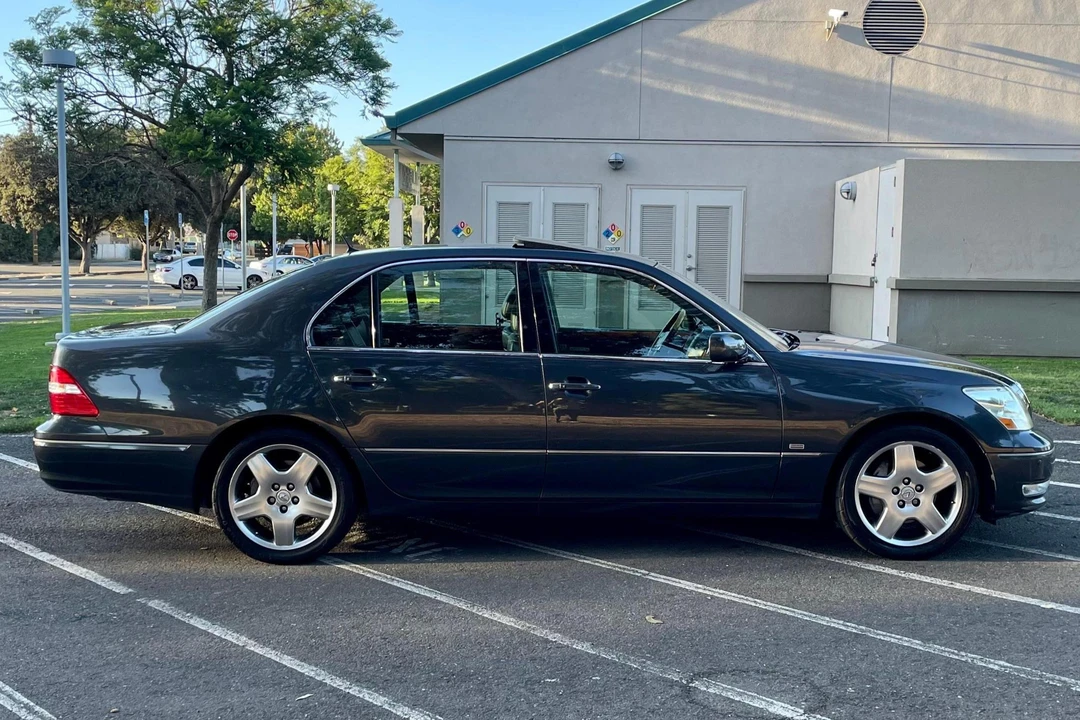2004 Lexus LS 3rd Gen - Image 16 of 31
