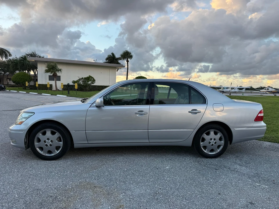 2004 Lexus LS 3rd Gen - Image 9 of 31