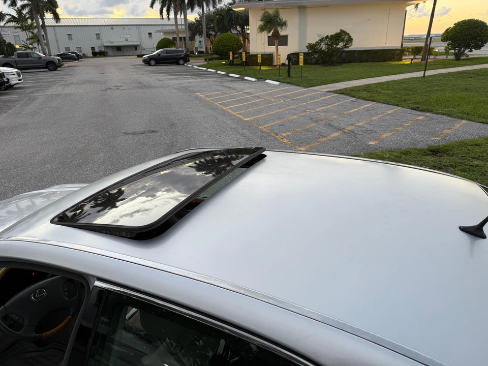 2004 Lexus LS 3rd Gen - Image 25 of 31