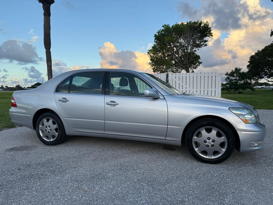 2004 Lexus LS 3rd Gen - Image 17 of 31
