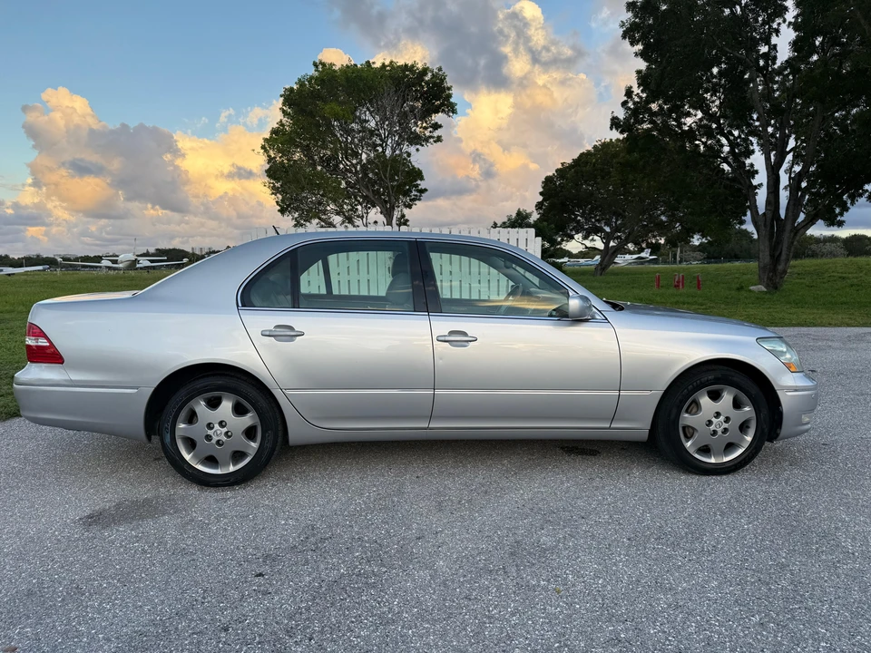 2004 Lexus LS 3rd Gen - Image 16 of 31
