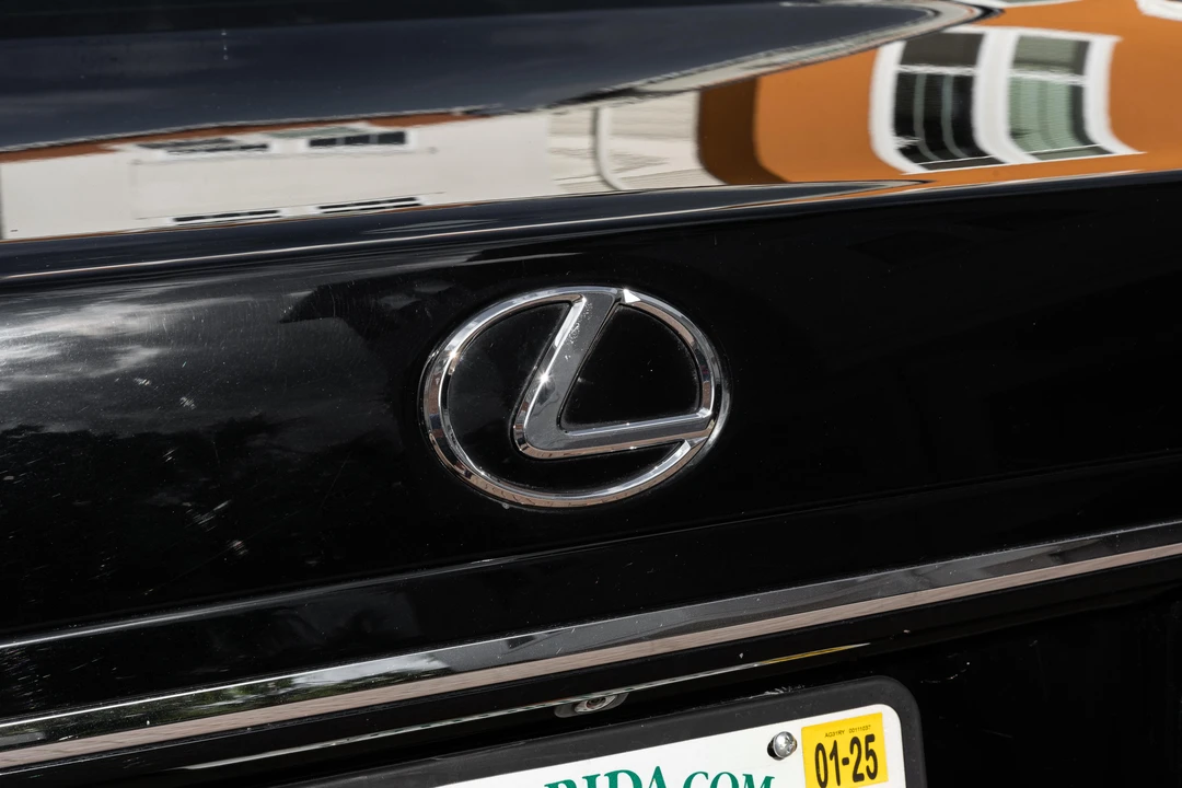 2004 Lexus LS 3rd Gen - Image 17 of 31