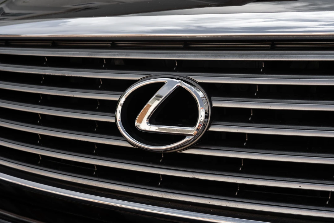 2004 Lexus LS 3rd Gen - Image 10 of 31