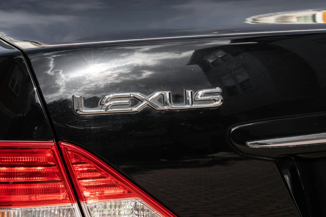 2004 Lexus LS 3rd Gen - Image 16 of 31