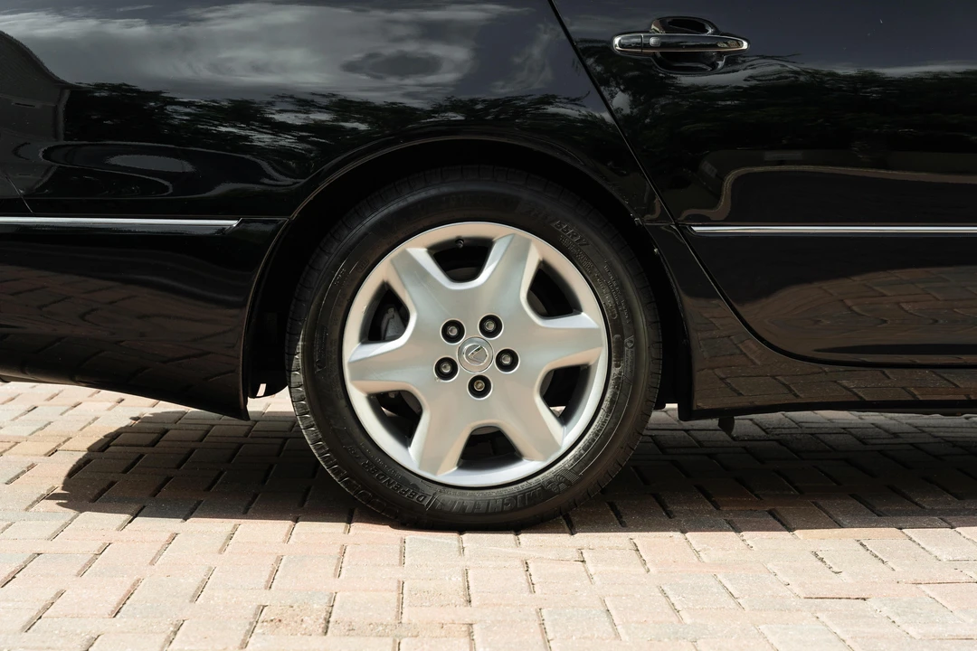 2004 Lexus LS 3rd Gen - Image 25 of 31