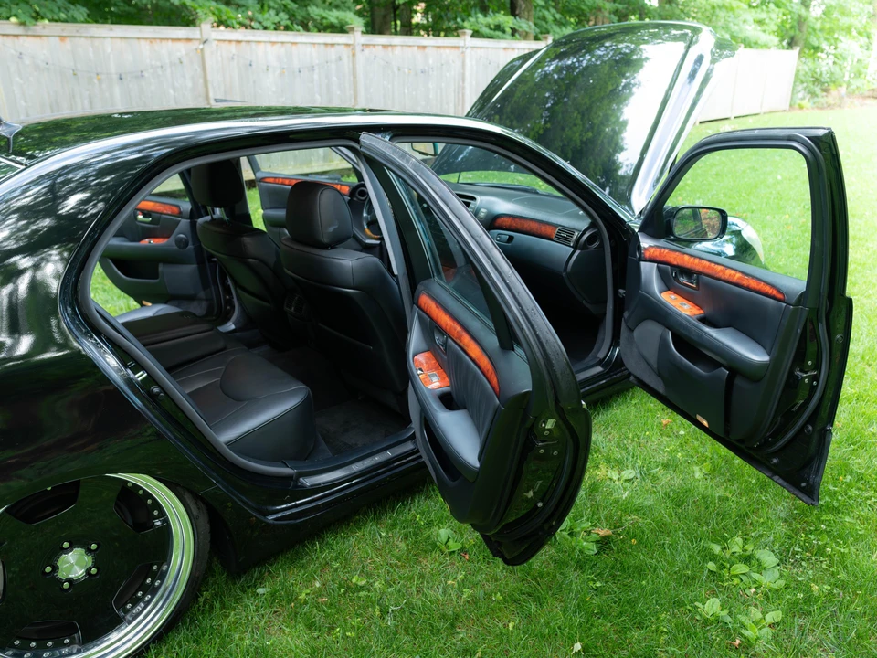 2004 Lexus LS 3rd Gen - Image 13 of 31