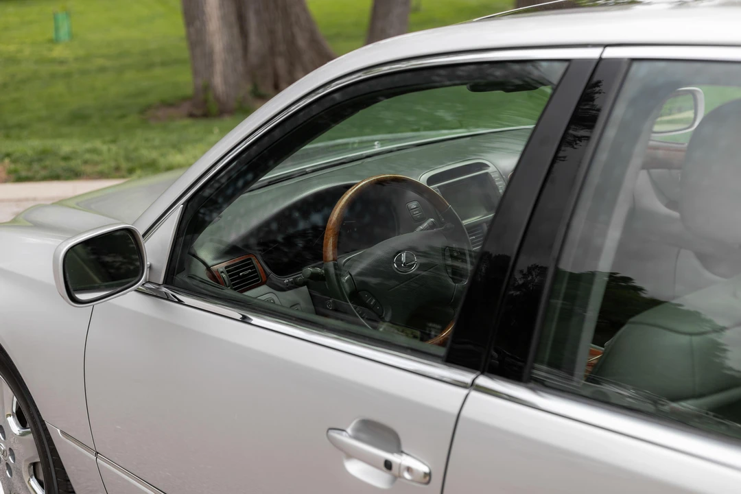 2004 Lexus LS 3rd Gen - Image 17 of 31