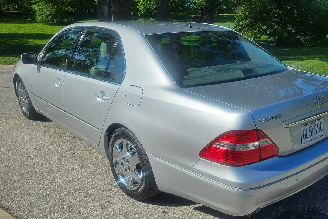 2004 Lexus LS 3rd Gen - Image 23 of 31