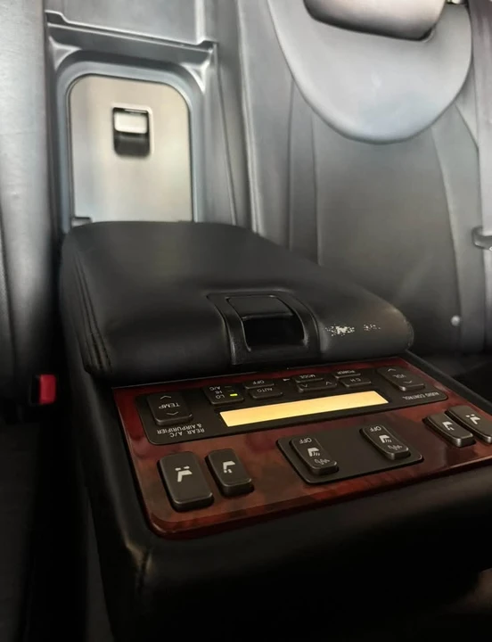 2004 Lexus LS 3rd Gen - Image 5 of 19