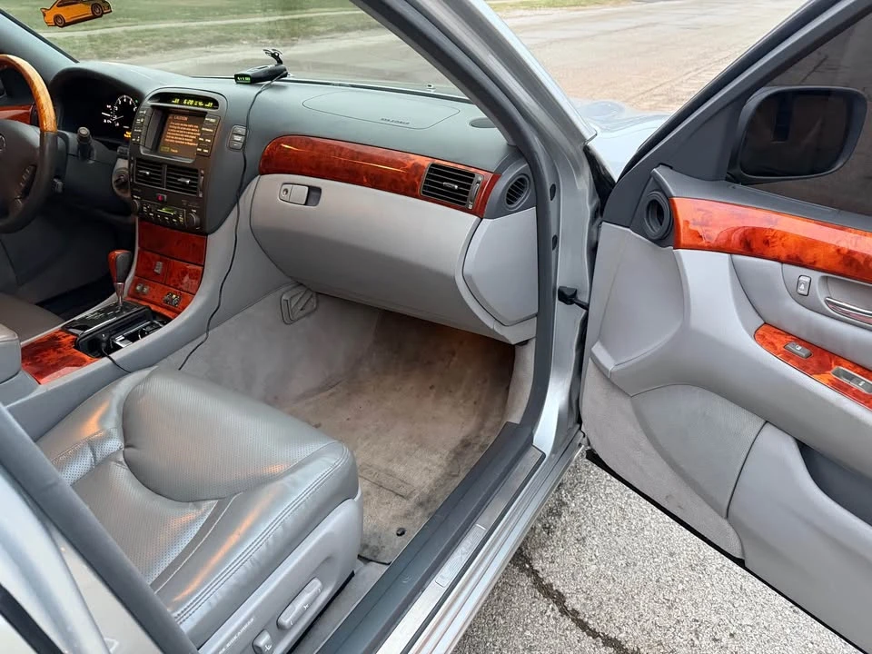 2004 Lexus LS 3rd Gen - Image 15 of 20