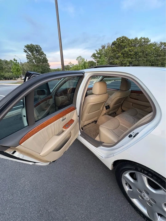 2004 Lexus LS 3rd Gen - Image 11 of 20
