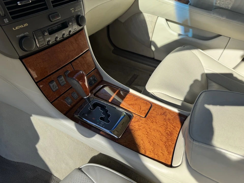 2004 Lexus LS 3rd Gen - Image 19 of 21