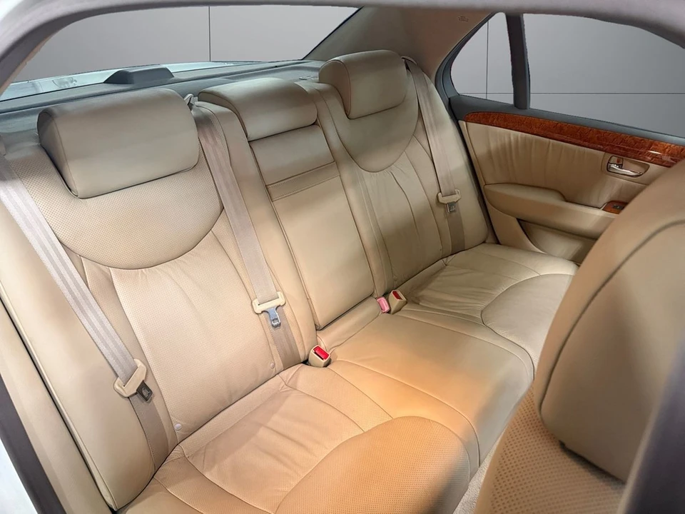 2004 Lexus LS 3rd Gen - Image 19 of 25