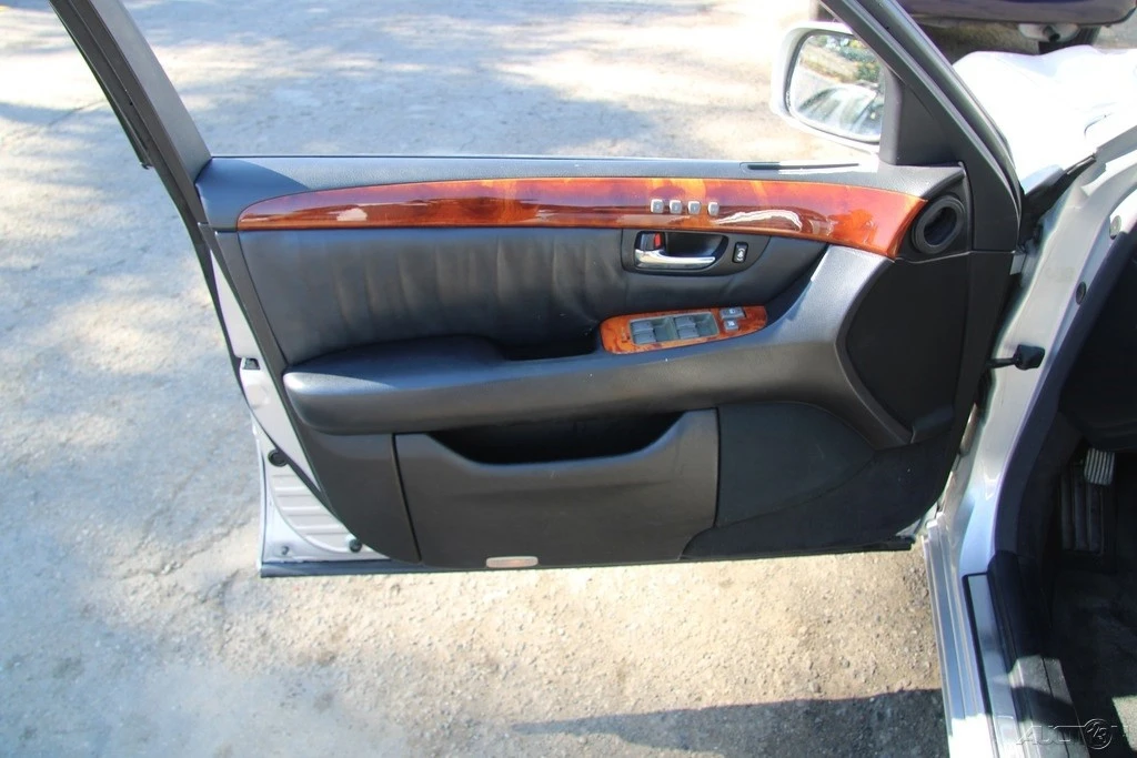 2004 Lexus LS 3rd Gen - Image 13 of 21