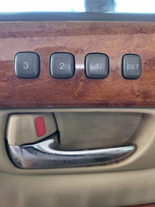 2004 Lexus LS 3rd Gen - Image 11 of 20
