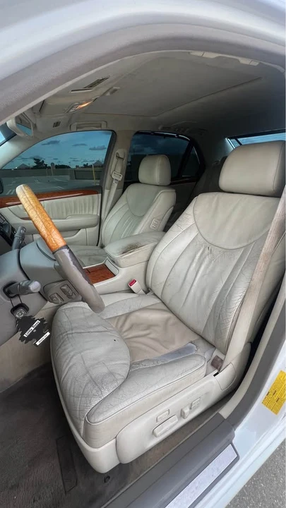 2004 Lexus LS 3rd Gen - Image 15 of 17