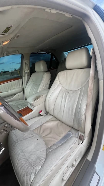 2004 Lexus LS 3rd Gen - Image 11 of 17