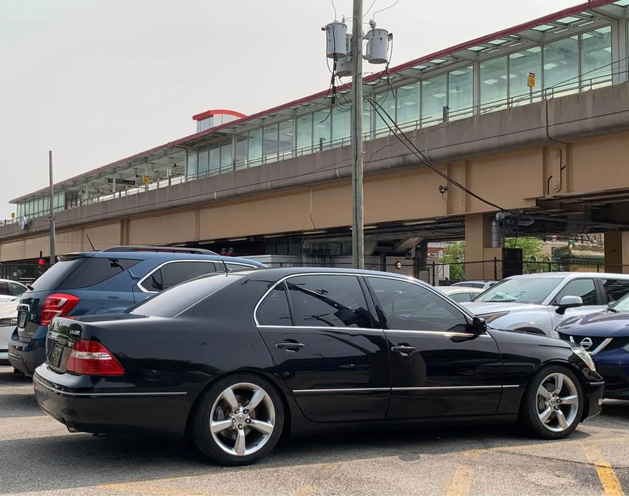 2004 Lexus LS 3rd Gen - Image 5 of 15
