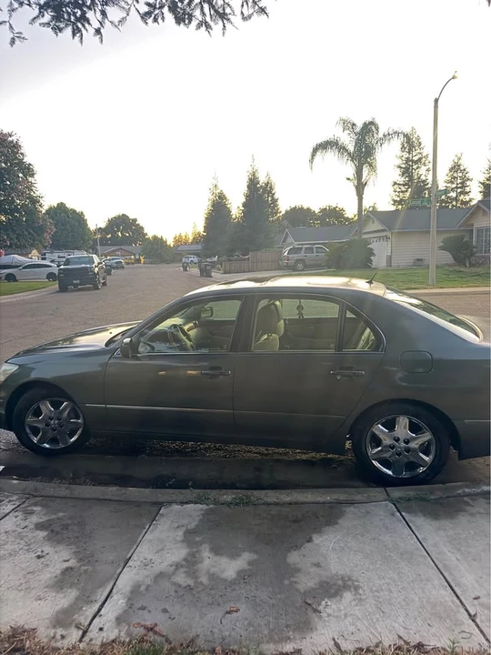 2004 Lexus LS 3rd Gen - Image 4 of 11