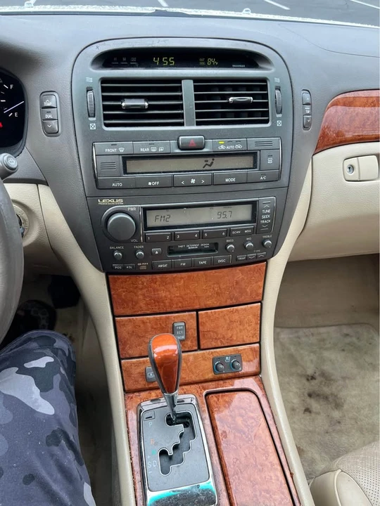 2004 Lexus LS 3rd Gen - Image 13 of 20