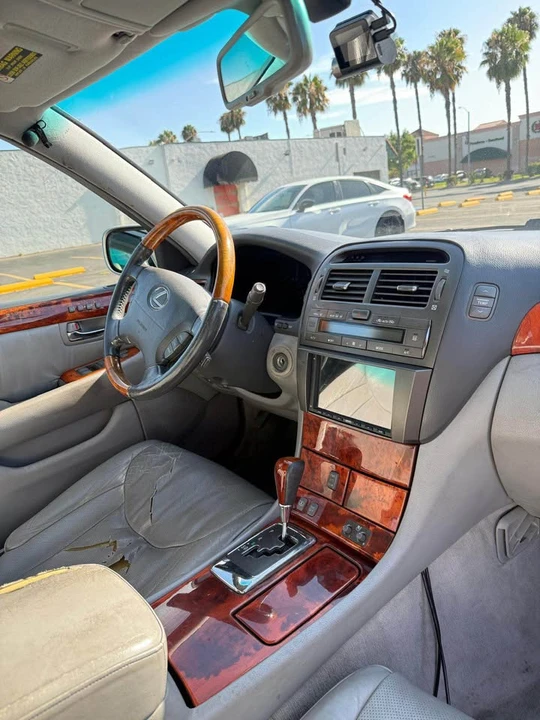2004 Lexus LS 3rd Gen - Image 14 of 18