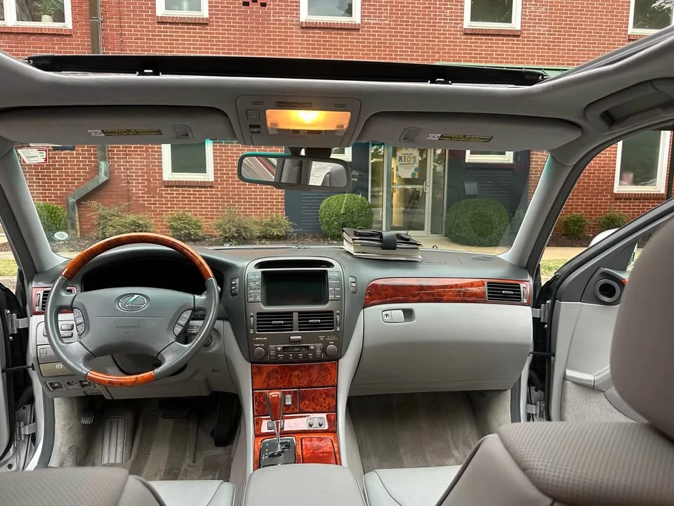 2004 Lexus LS 3rd Gen - Image 16 of 20