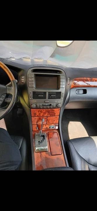 2004 Lexus LS 3rd Gen - Image 13 of 18