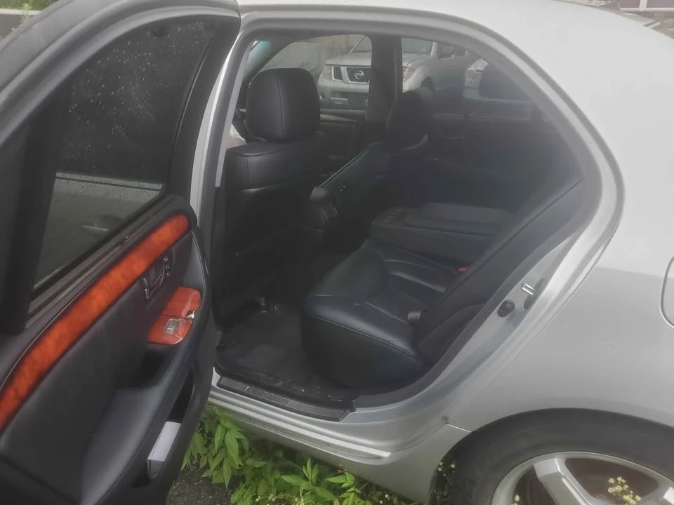 2004 Lexus LS 3rd Gen - Image 9 of 17