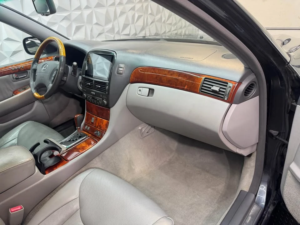 2004 Lexus LS 3rd Gen - Image 16 of 20