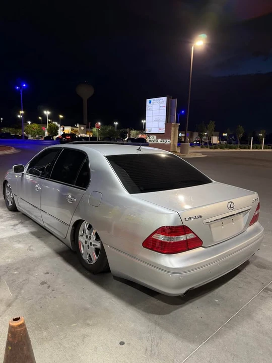 2004 Lexus LS 3rd Gen - Image 11 of 15
