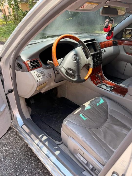 2004 Lexus LS 3rd Gen - Image 11 of 19