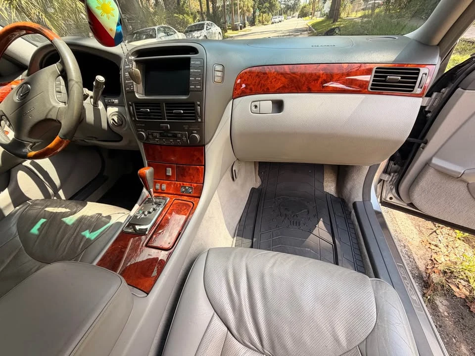 2004 Lexus LS 3rd Gen - Image 13 of 19