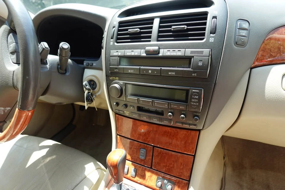 2004 Lexus LS 3rd Gen - Image 14 of 18