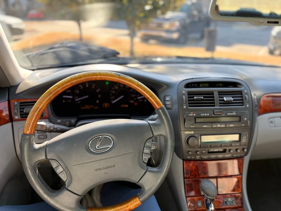 2004 Lexus LS 3rd Gen - Image 7 of 10