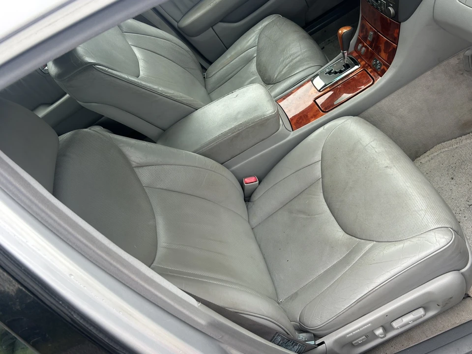 2004 Lexus LS 3rd Gen - Image 11 of 24