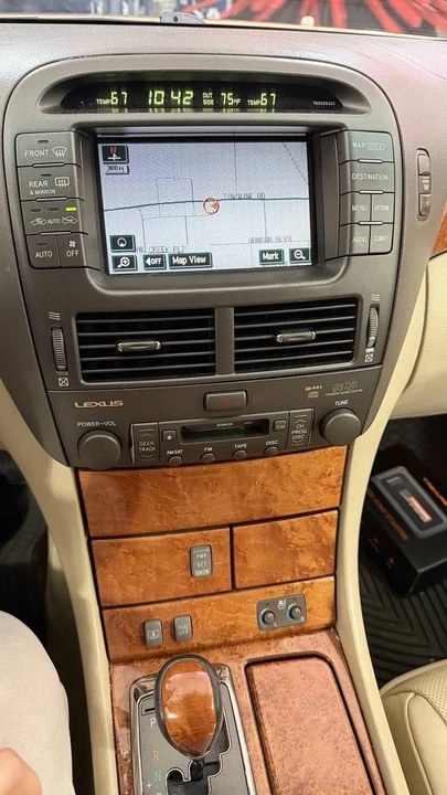 2004 Lexus LS 3rd Gen - Image 21 of 24