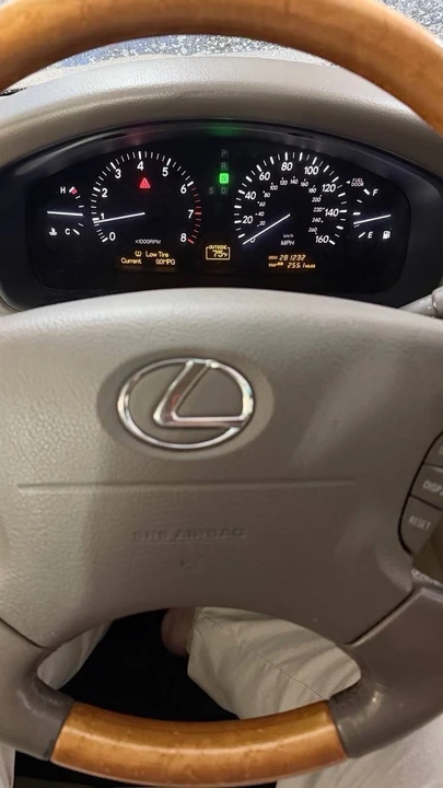 2004 Lexus LS 3rd Gen - Image 18 of 24