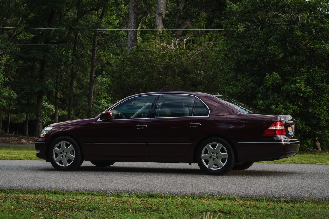 2004 Lexus LS 3rd Gen - Image 16 of 31