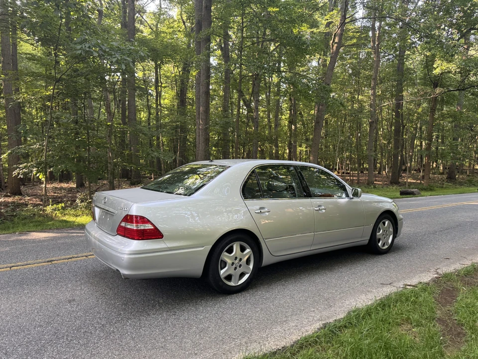 2004 Lexus LS 3rd Gen - Image 15 of 31