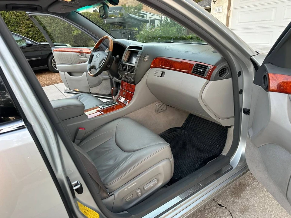 2004 Lexus LS 3rd Gen - Image 14 of 20