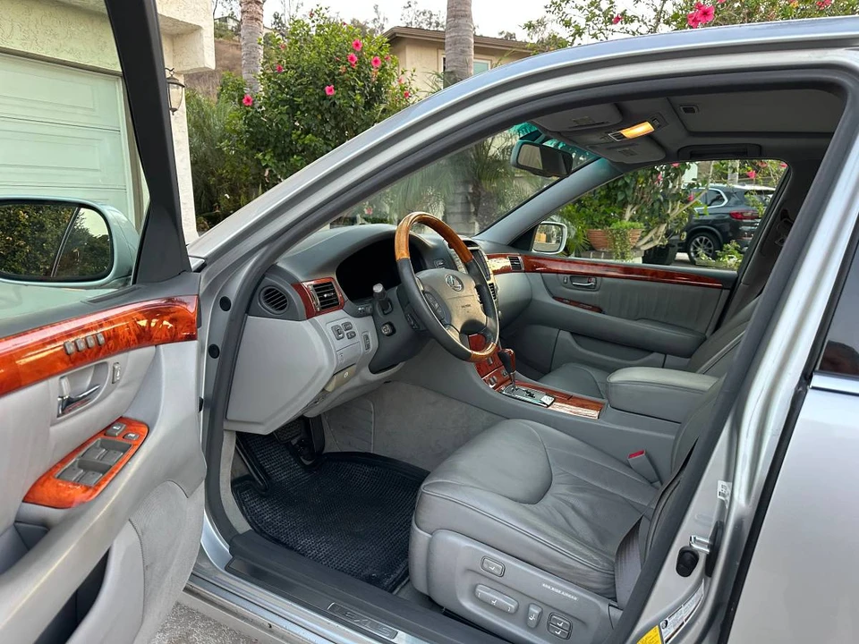 2004 Lexus LS 3rd Gen - Image 11 of 20