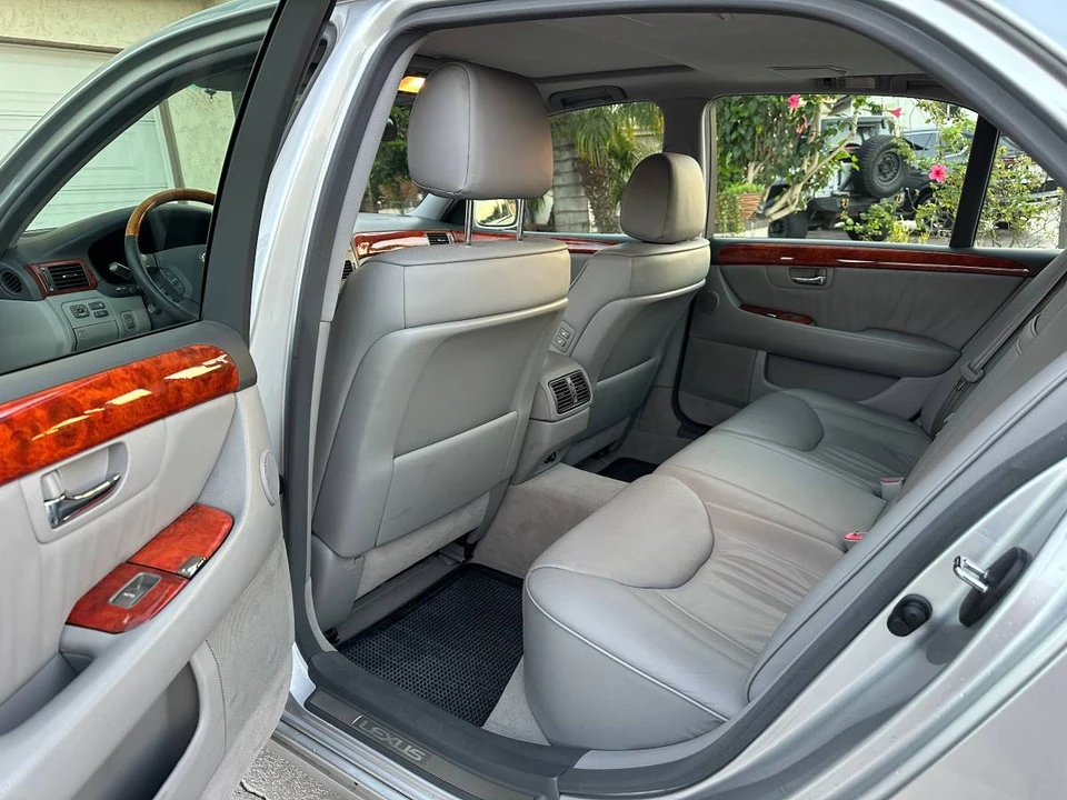 2004 Lexus LS 3rd Gen - Image 12 of 20