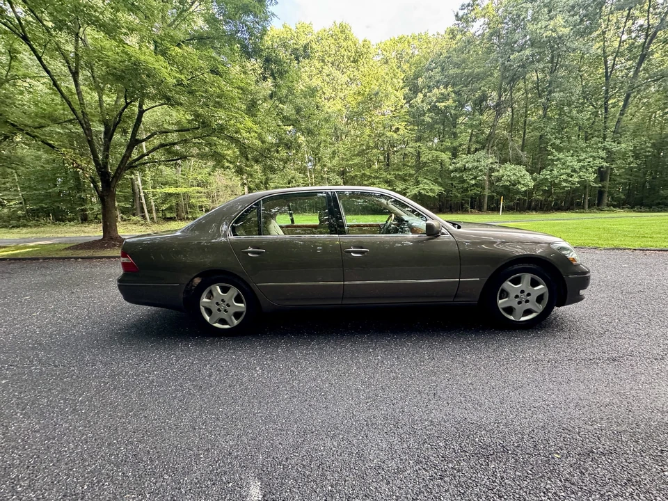 2004 Lexus LS 3rd Gen - Image 18 of 31